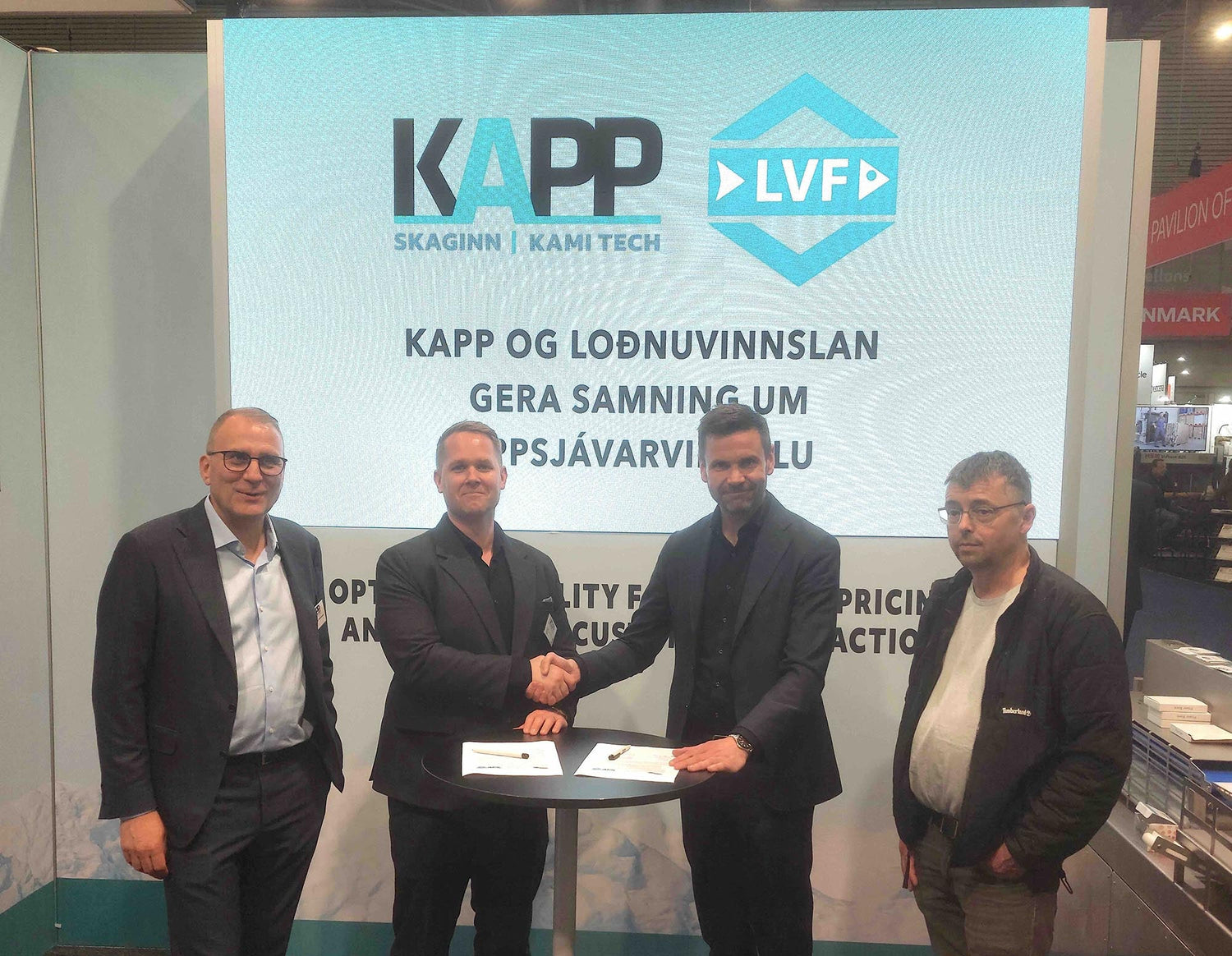 KAPP's team at the signing included Heimir Halldórsson, Ólafur Karl Sigurðarson, and Garðar Svavarsson, and Þorri Magnússon from Loðnuvinnslan.